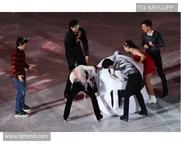 足球明星在赛场背后的辛劳与疲惫瞬间合集，展现他们不为人知的艰辛与努力